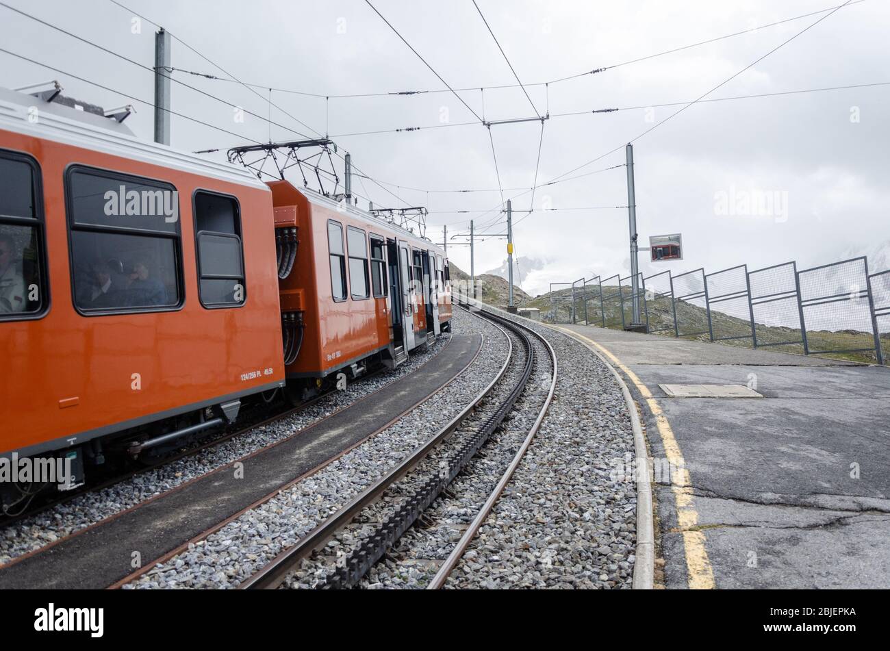 Chemin de fer électrique Gornergrat à la gare de Rotenboden, le jour d'été nuageux en Suisse Banque D'Images