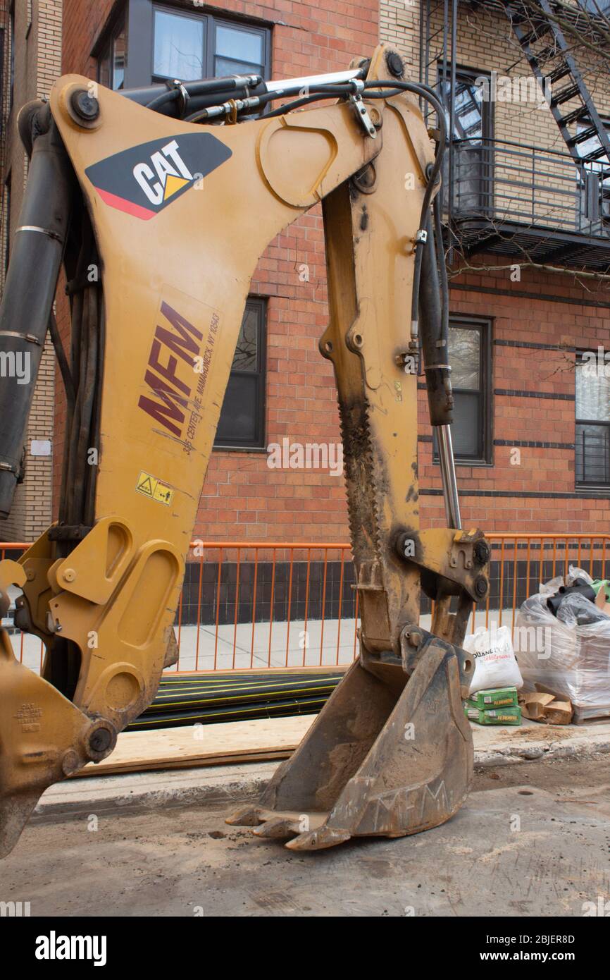 Pelle pour bulldozer de marque Caterpillar stationnée dans une rue New york tout en étant utilisée par la ville pour le travail. Banque D'Images