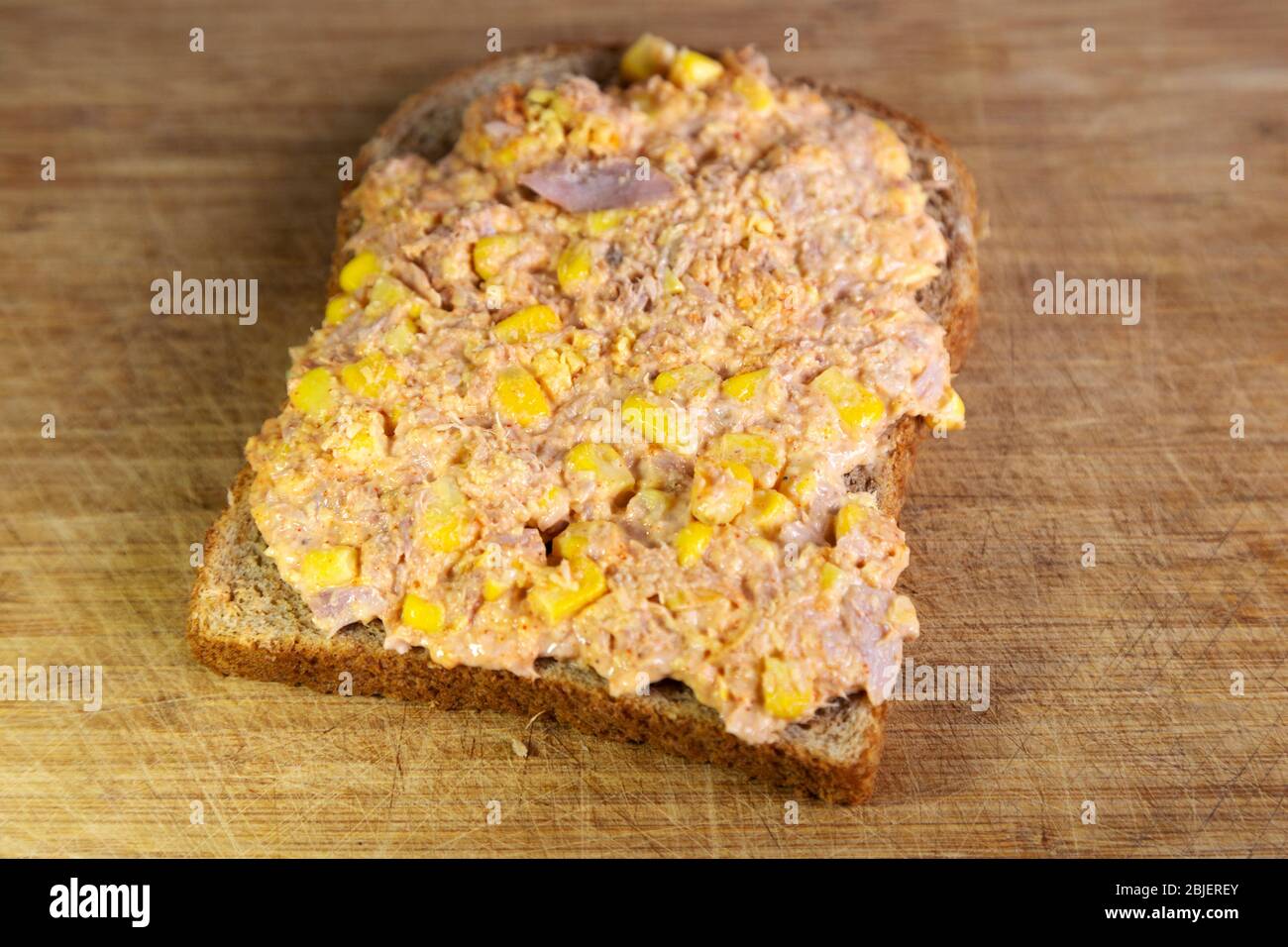 Un thon et un maïs sucré font fondre le toastie au fromage. Le sandwich est fait avec du thon en conserve, du cheddar, du maïs sucré et de la mayonnaise. Banque D'Images
