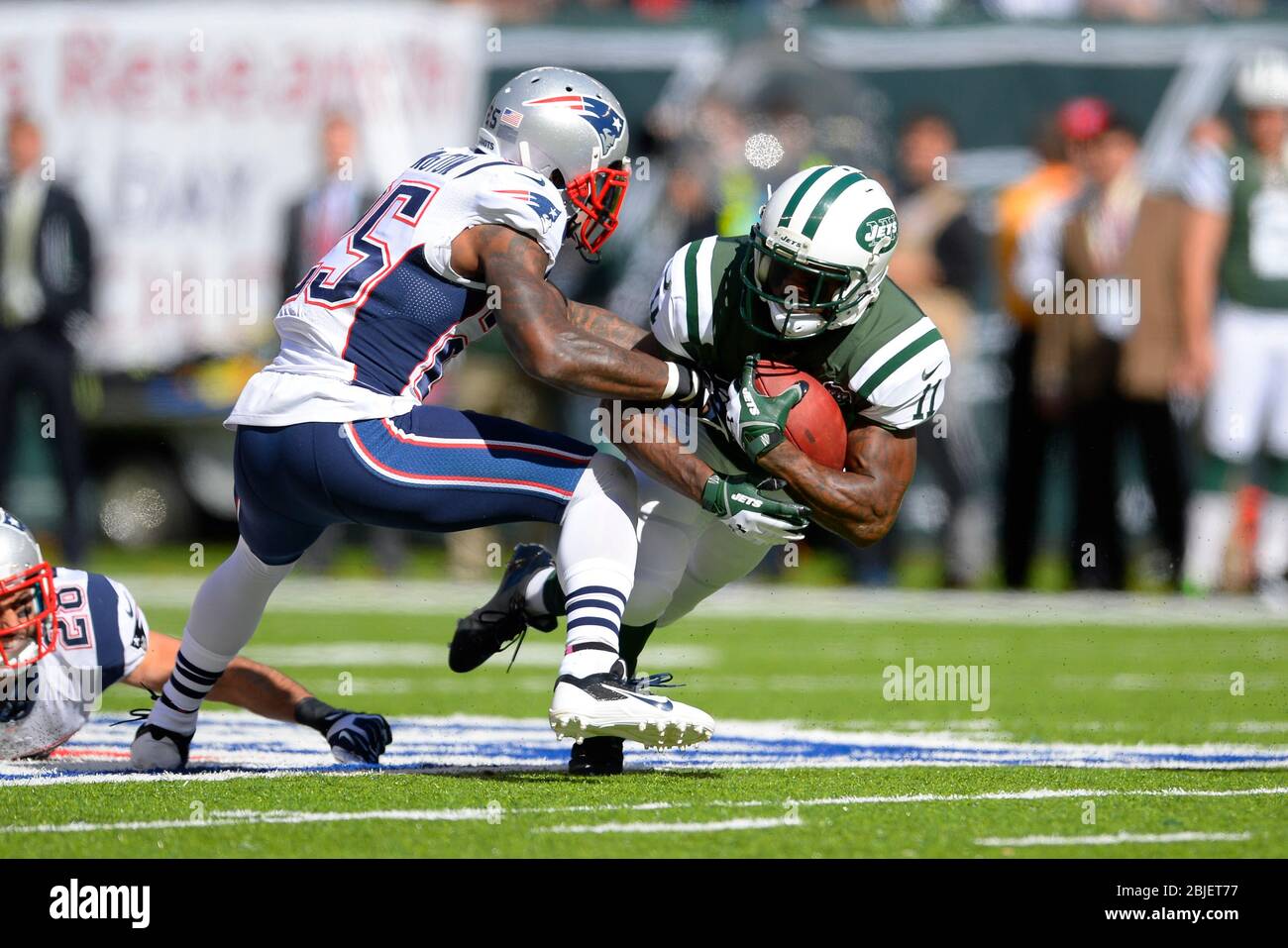 20 octobre 2013: Jeremy Kerley (11), grand récepteur des jets de New York, plonge pour un yardage supplémentaire comme le New England Patriots angle back Kyle Arrington (25) s'affronte Banque D'Images