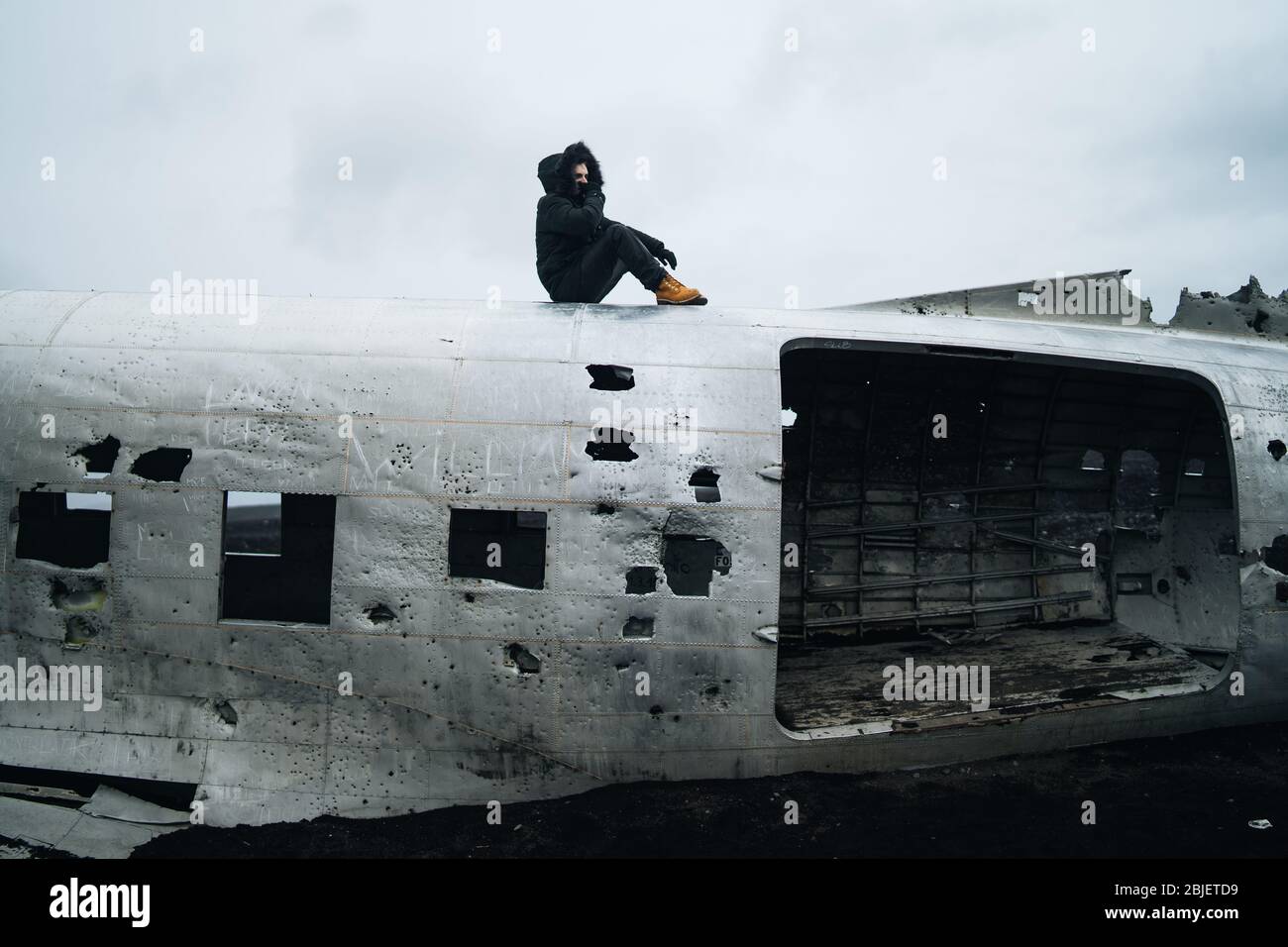 Célèbre épave d'avion en Islande avec du sable noir et un homme debout sur le dessus Banque D'Images