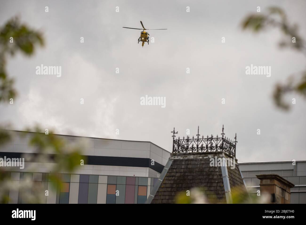 Glasgow, Royaume-Uni. 28 avril 2020. Photo : hélicoptère Scottish Air Ambulance Service (Airbus Helicopter H145 / EC145T2) sur le point de atterrir à l'hôpital de l'Université Queen Elizabeth transférant plus de patients de Covid-19. Crédit : Colin Fisher/Alay Live News. Banque D'Images