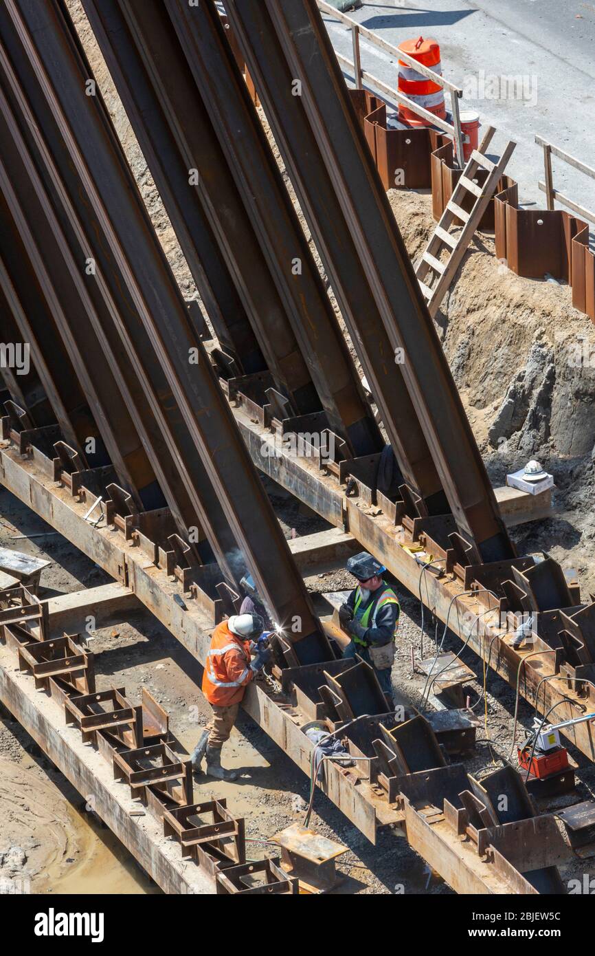 Detroit, Michigan - des pieux d'acier sont conduits dans le sol pour soutenir un pont remplacé par l'Interstate 94. Banque D'Images