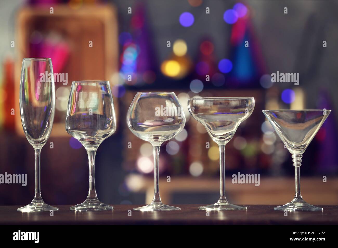 Différents verres sur fond flou Banque D'Images