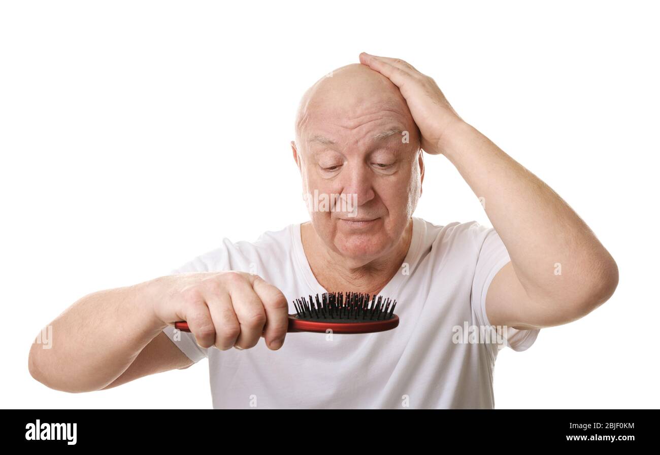 Senior Homme Chauve Avec Brosse à Cheveux à La Maison