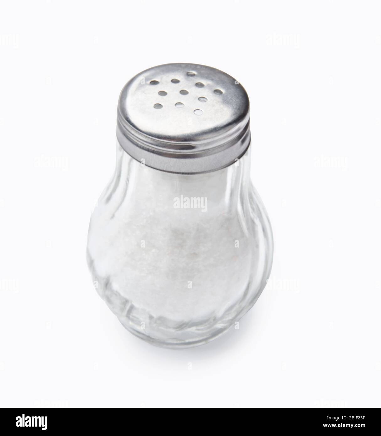 Agitateur à sel isolé sur fond blanc. Sel dans une bouteille de verre. Banque D'Images