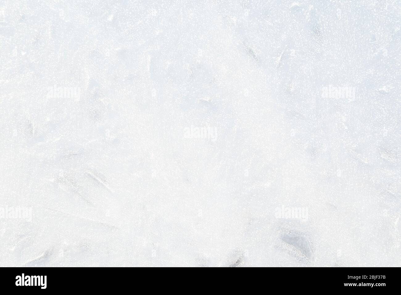 Gros plan de glace vive sur un lac gelé en hiver. Arrière-plan plein cadre abstrait. Espace de copie. Banque D'Images