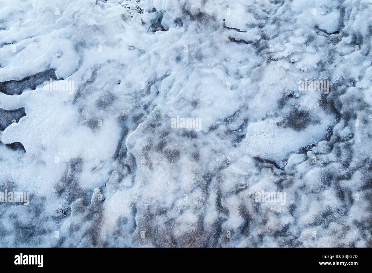 Gros plan de formations de glace abstraites en hiver, vu d'en haut. Arrière-plan plein format. Copier l'espace. Banque D'Images