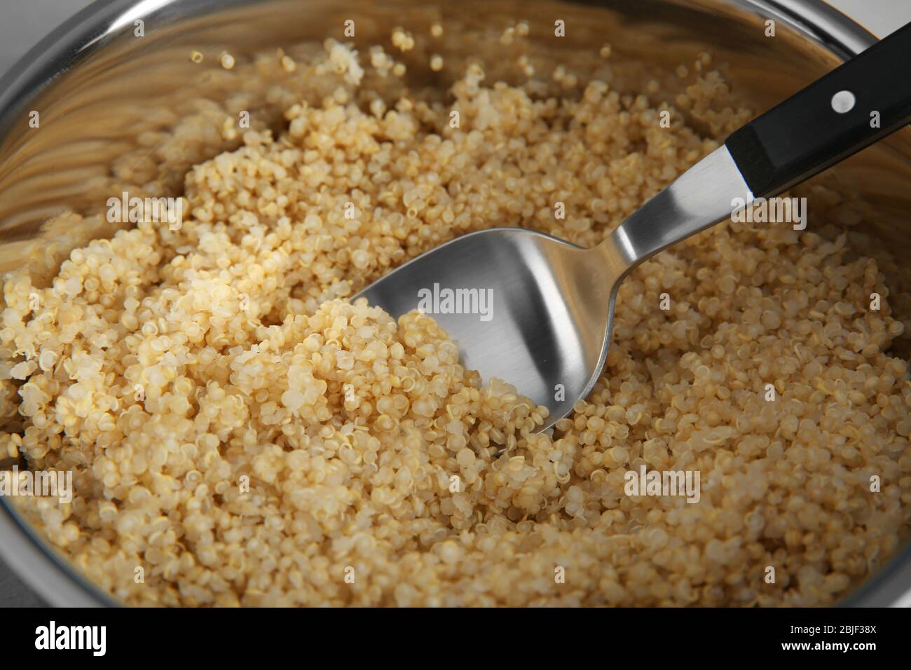 Grains de quinoa blanc biologique bouillis dans une casserole, à proximité Banque D'Images