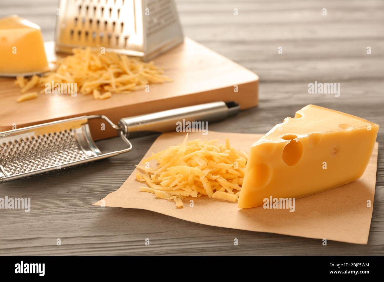 Délicieux fromage et râpes sur table en bois Banque D'Images