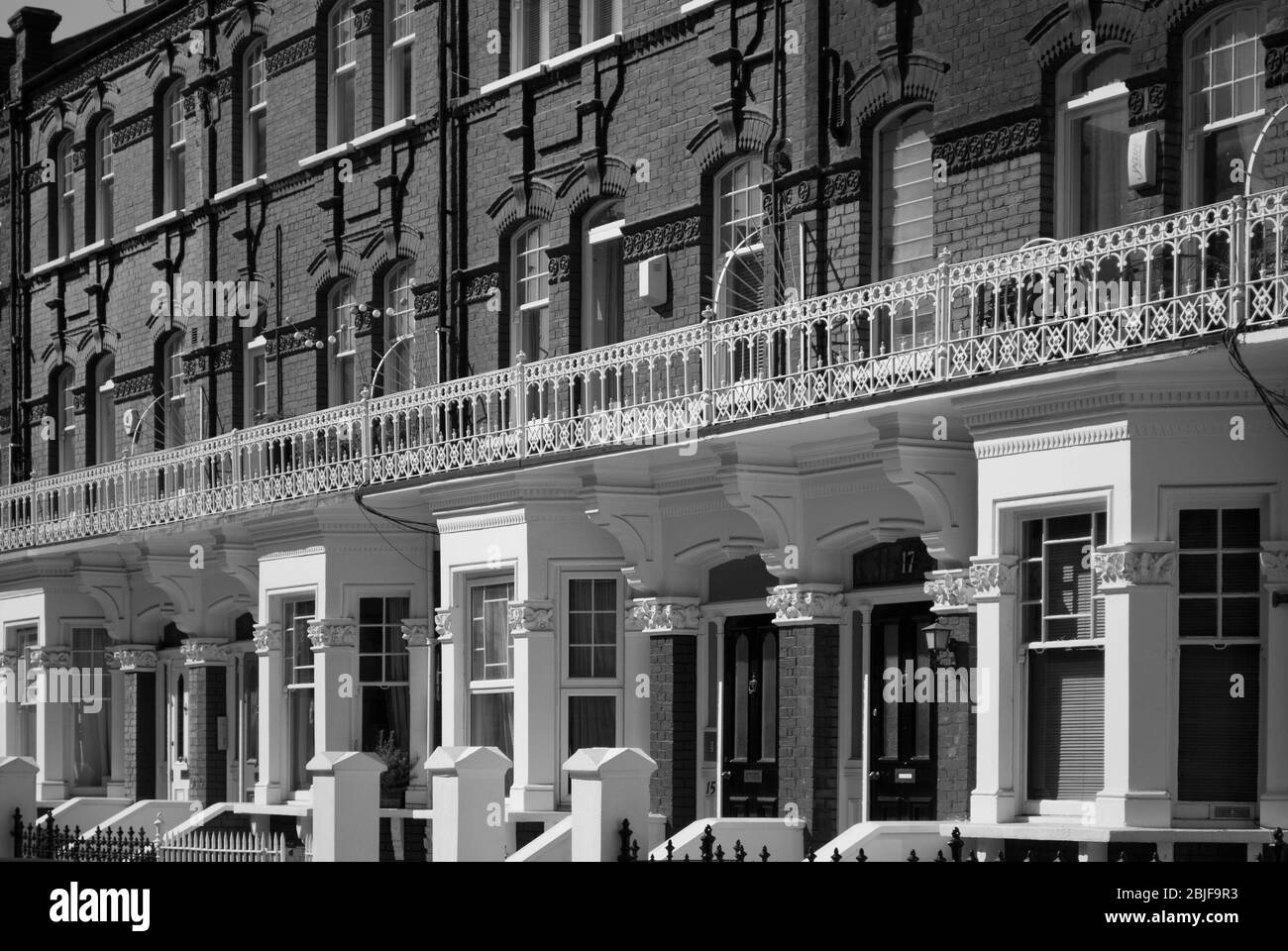Maisons en terrasse victorienne colorées, maisons en rangée, briques rouges, style classique traditionnel de la rue sur Avenmore Road, West Kensington, Londres W14 Banque D'Images