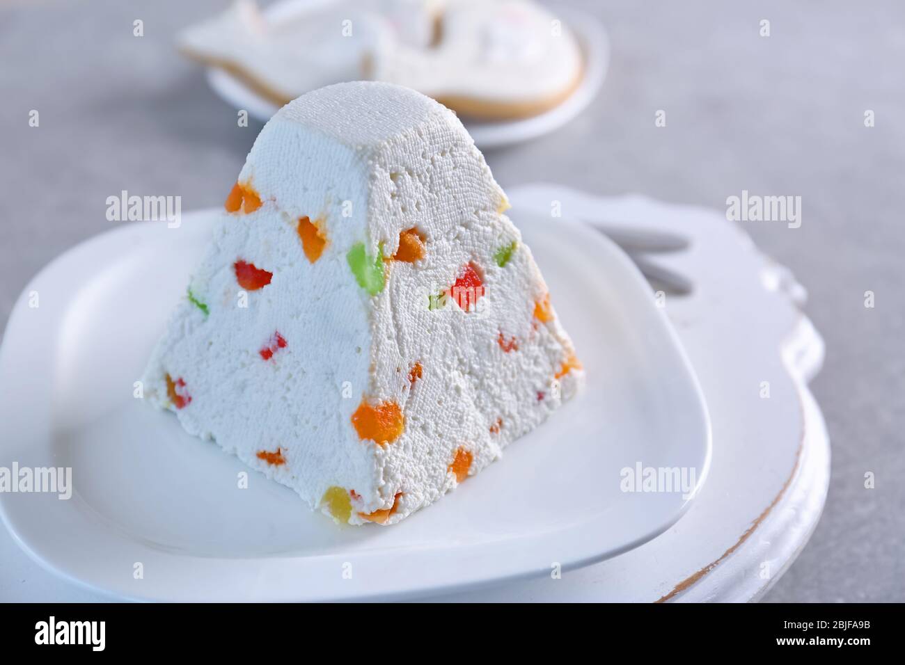 Gâteau de Pâques traditionnel avec fruits confits sur plaque blanche Banque D'Images