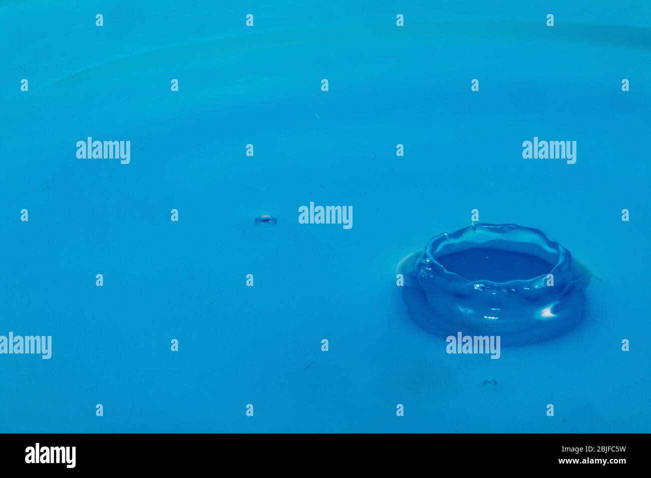 photographie de goutte d'eau, eau bleue, macro de gros plan Banque D'Images
