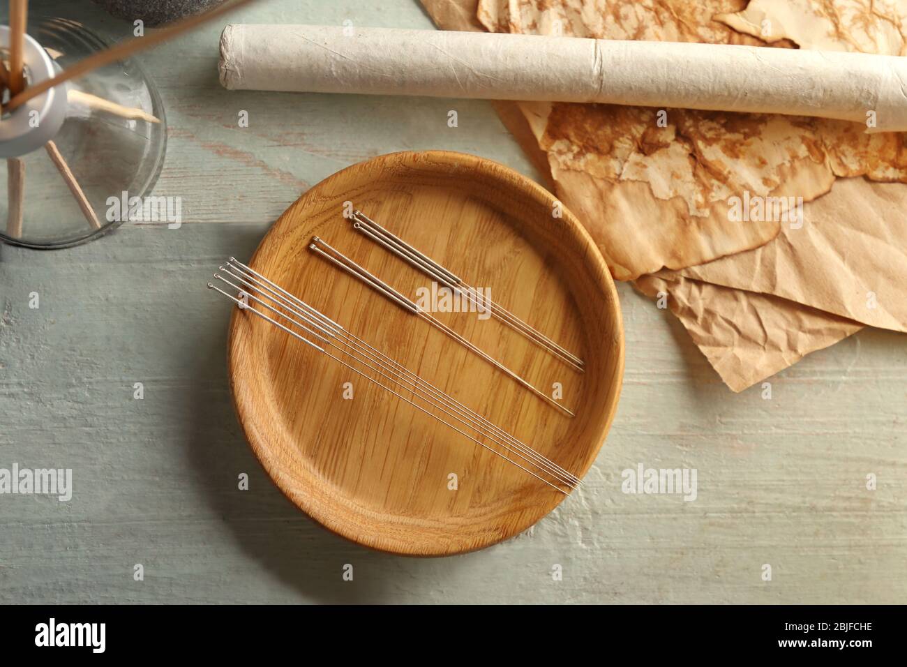 Aiguilles d'acupuncture sur table en bois Banque D'Images