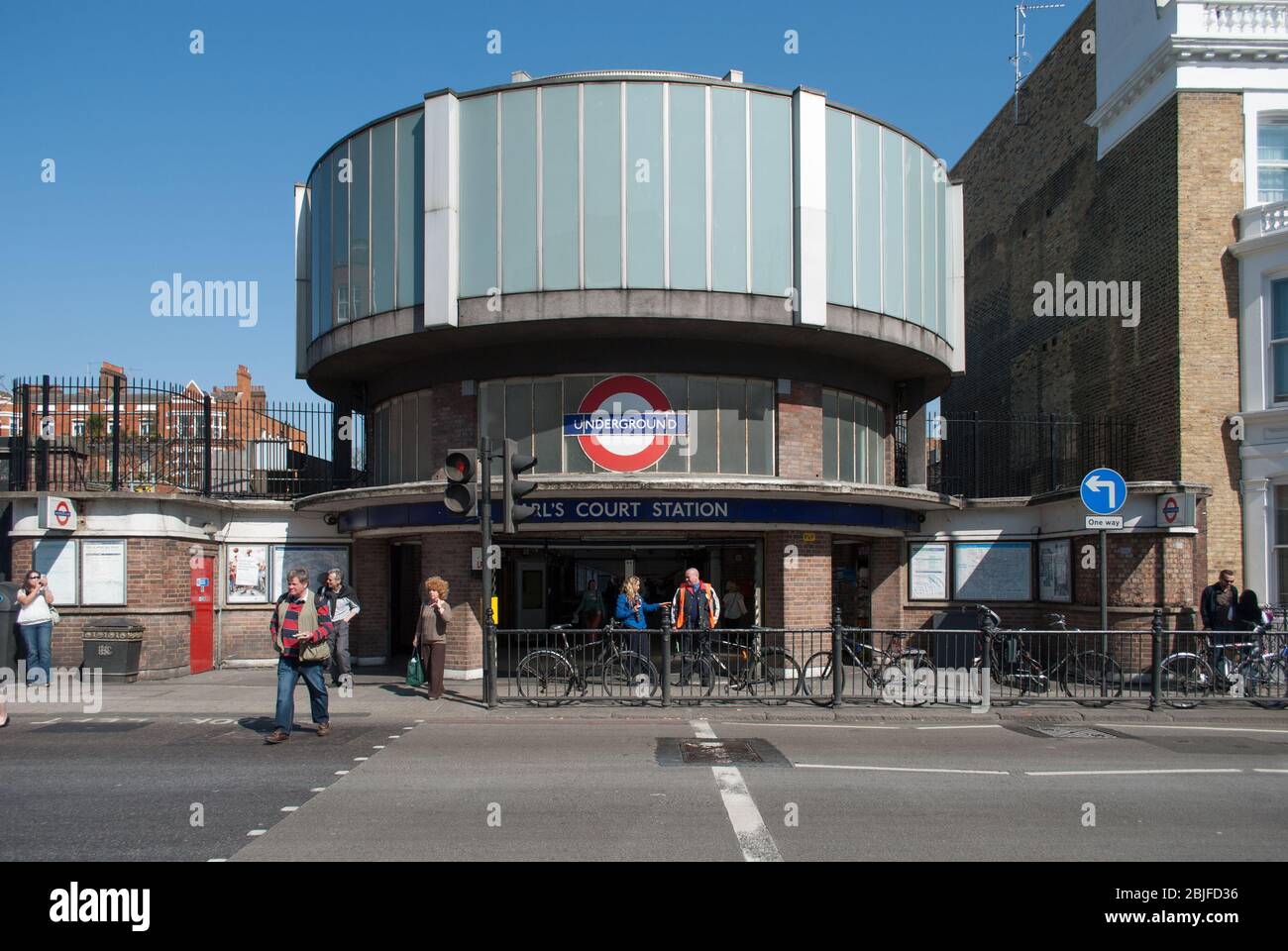 Métro de Londres Warwick Road Entrance Rotunda Glass Concrete Earls court Station de métro Earls court Road, Earl's court, Londres SW5 9AA Banque D'Images