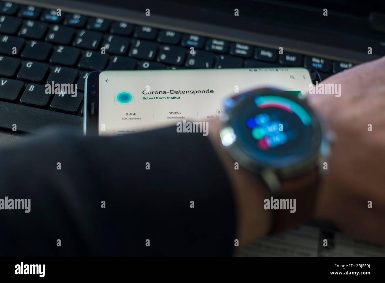 Allemagne, 29 avril 2020 - une nouvelle application pour smartphone pour lutter contre la pandémie de corona de l'Institut allemand Robert Koch à Berlin a été mise à disposition gratuitement pour les smartphones. Visualisation des analyses de données et hub de ressources Covid, vie privée et contrôle de santé. Banque D'Images