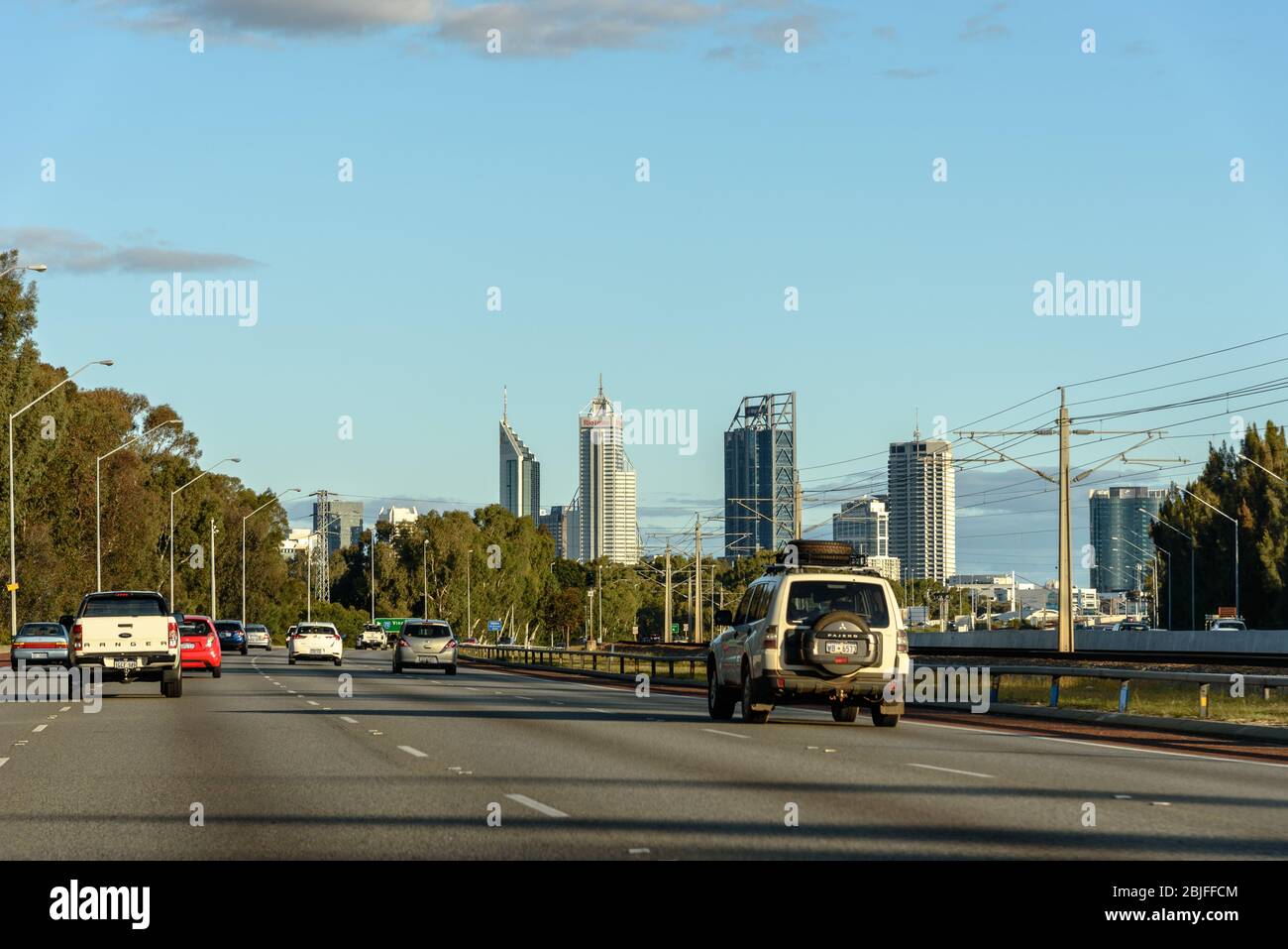 Voitures en direction du sud sur l'autoroute Mitchell au nord du centre d'affaires de Perth Banque D'Images