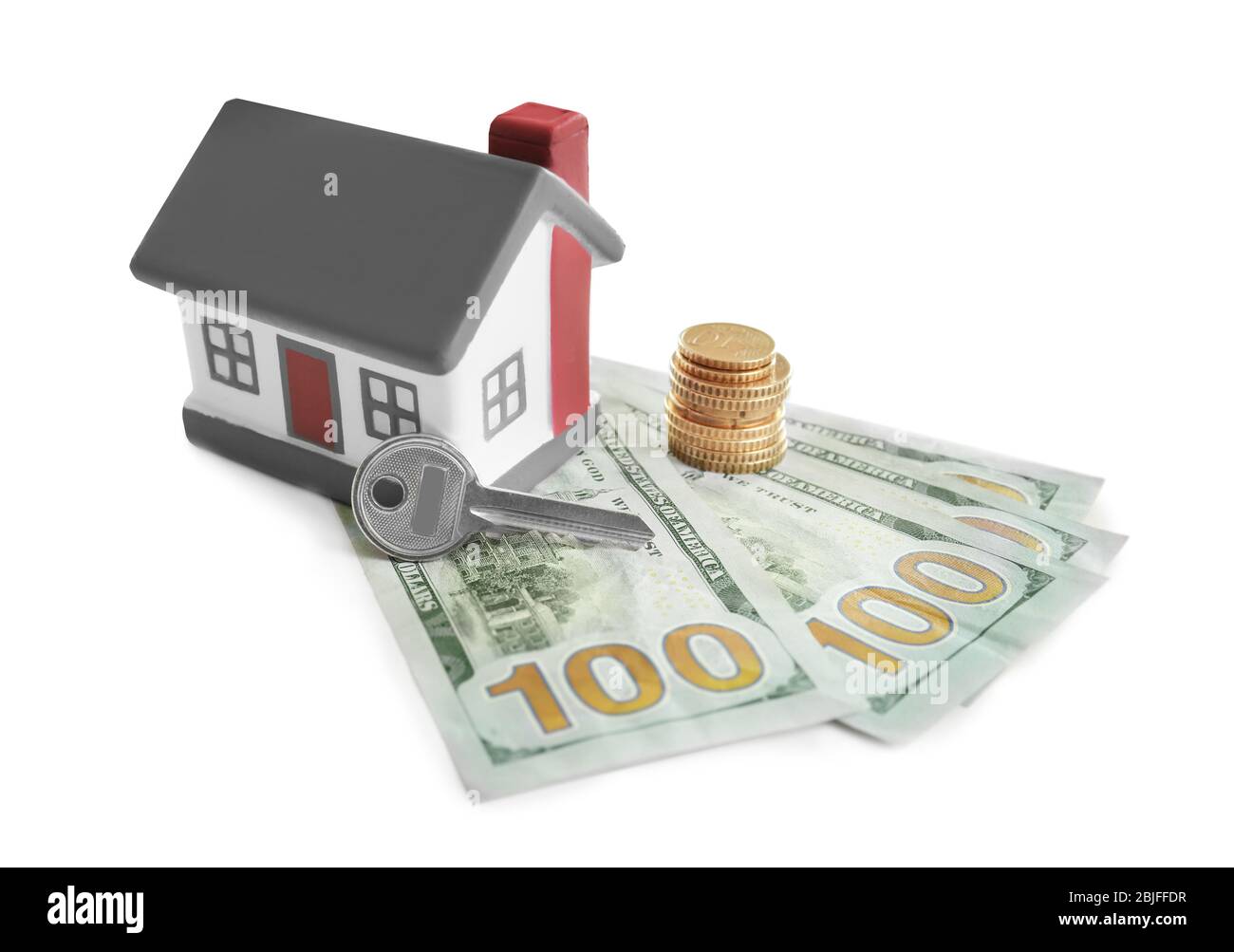 Jouet maison avec argent et clef sur fond blanc. Concept de courtier d'assurance Banque D'Images