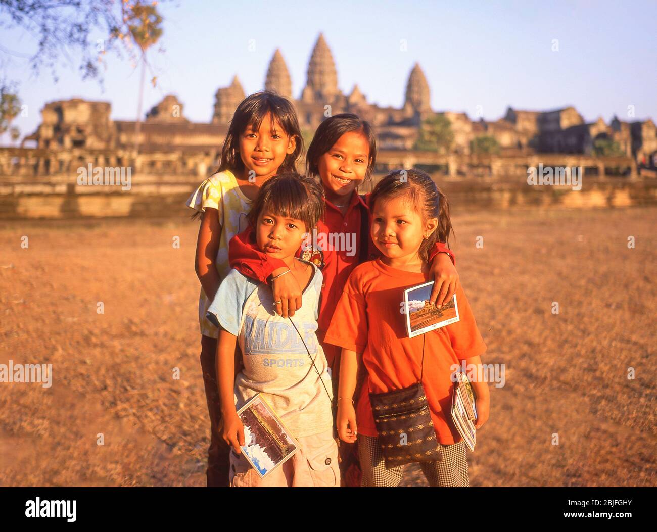 Jeunes filles vendant des cartes postales au Temple Angkor Wat, Angkor, Siem Reap, Royaume du Cambodge Banque D'Images
