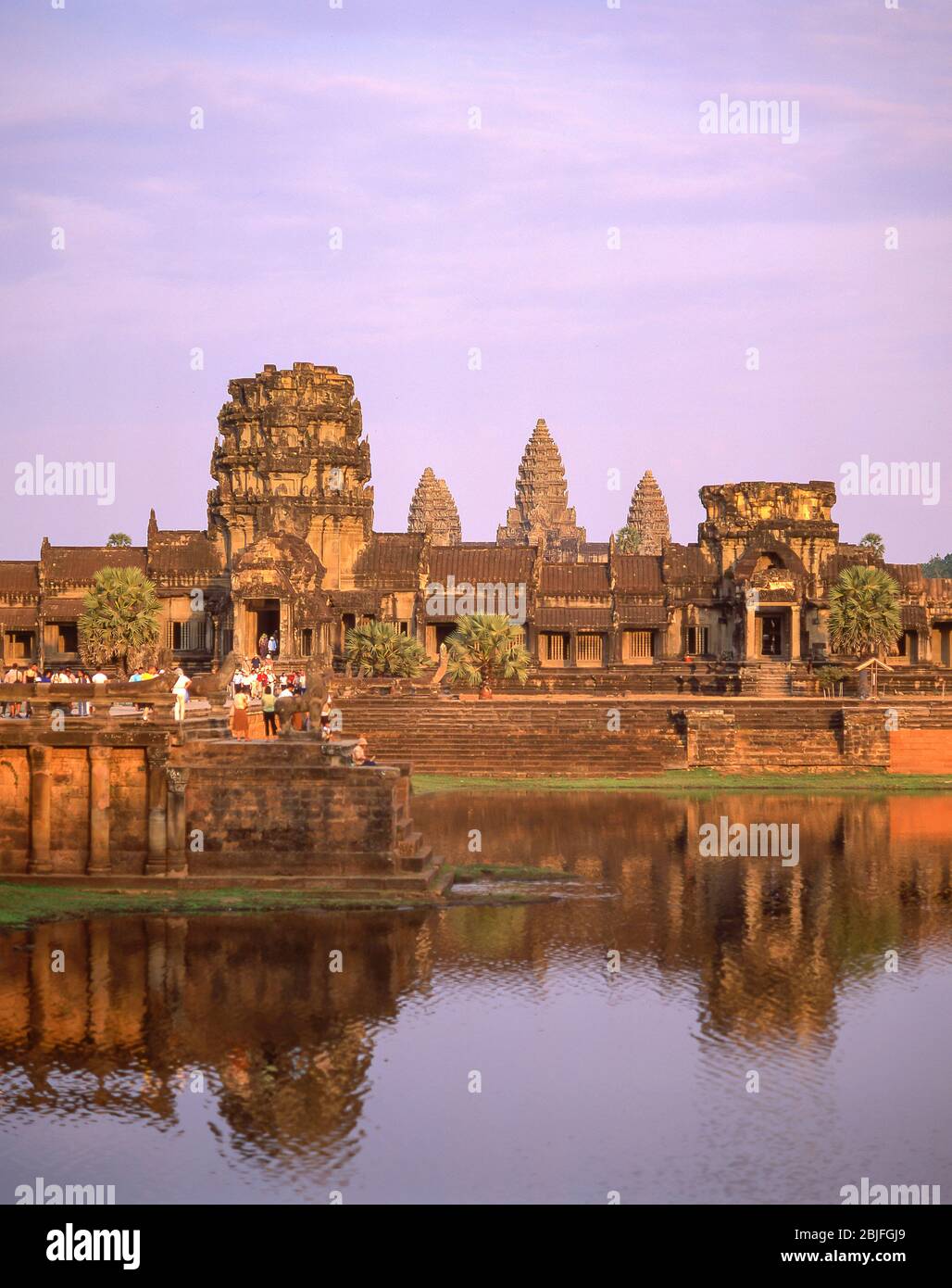 Temple d'Angkor Wat au coucher du soleil, Angkor, Siem Reap, Royaume du  Cambodge Photo Stock - Alamy