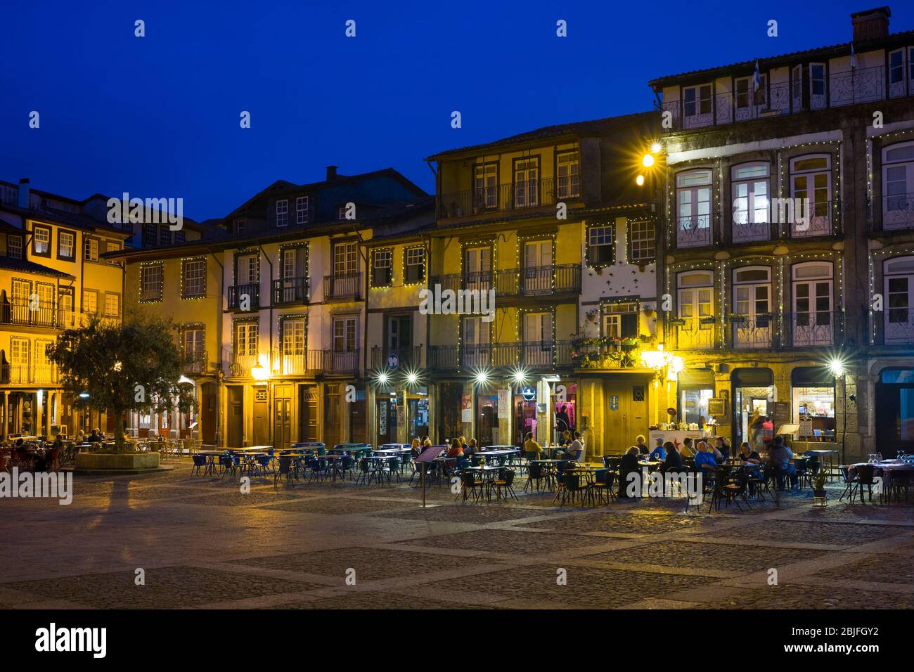 Vie nocturne dans les cafés de pavé dans la place centrale dans la ville pittoresque de Guimares dans le nord du Portugal Banque D'Images