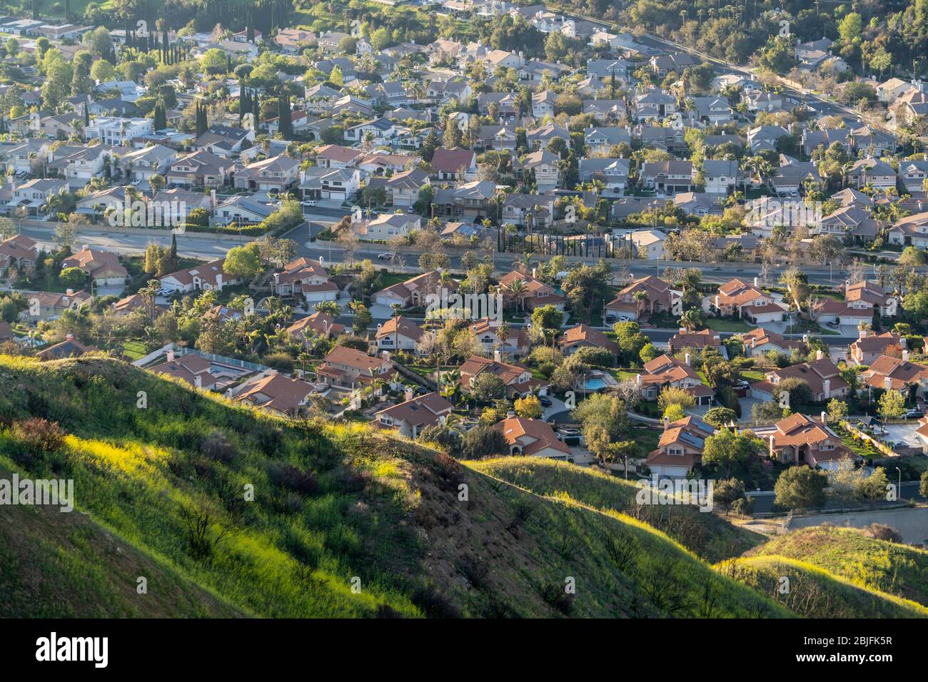 Maisons de la vallée de banlieue et collines vertes de montagne dans le nord de Los Angeles, Californie. Banque D'Images