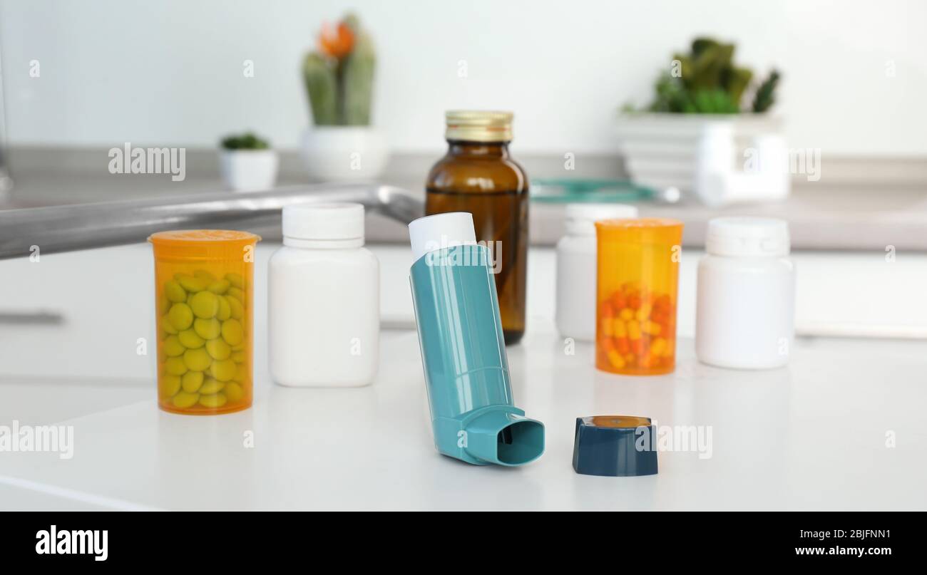 Inhalateur d'asthme et médicaments sur la table Banque D'Images