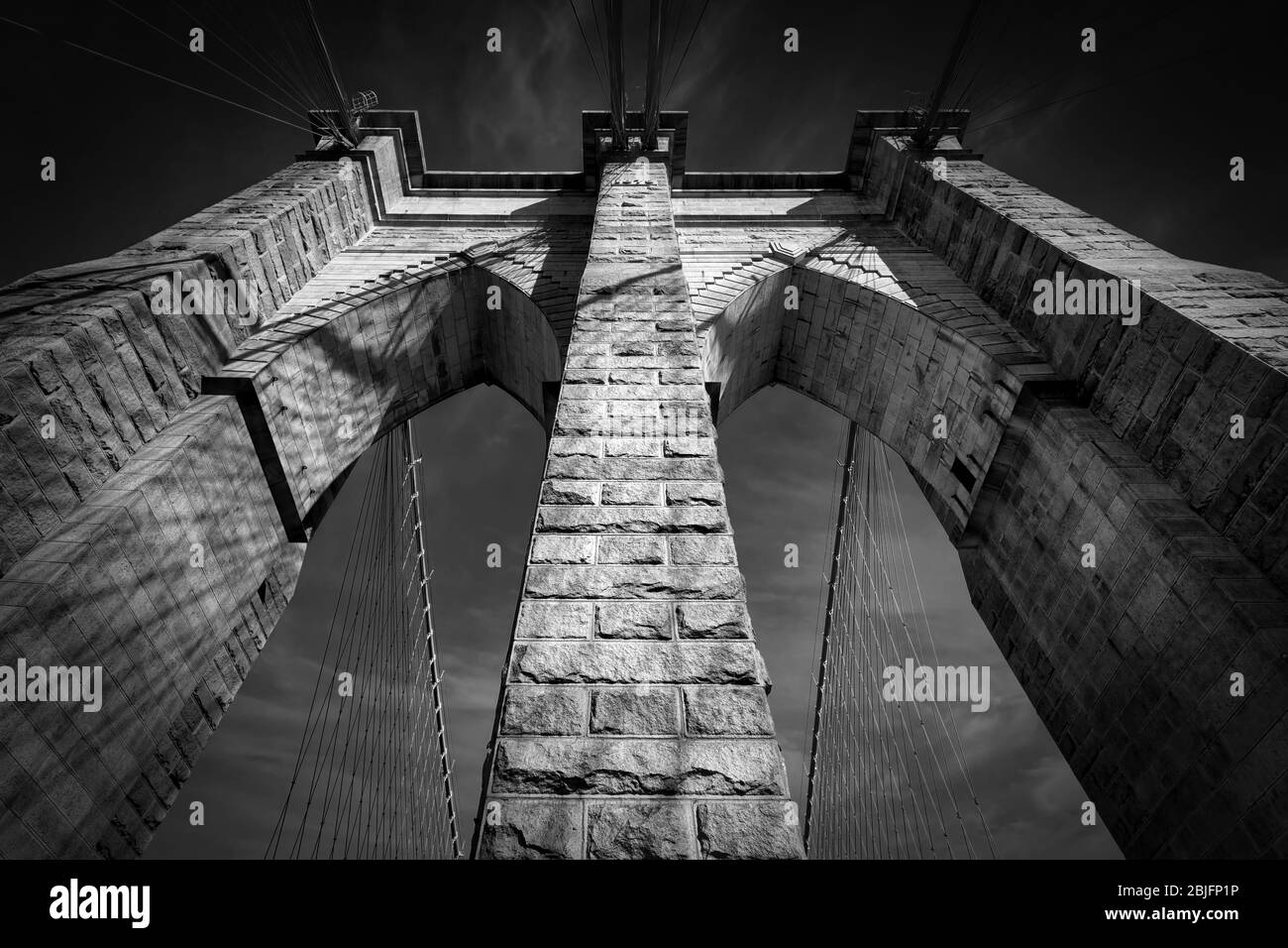 En regardant l'une des anciennes tours du siècle du pont de Brooklyn à New York. Banque D'Images