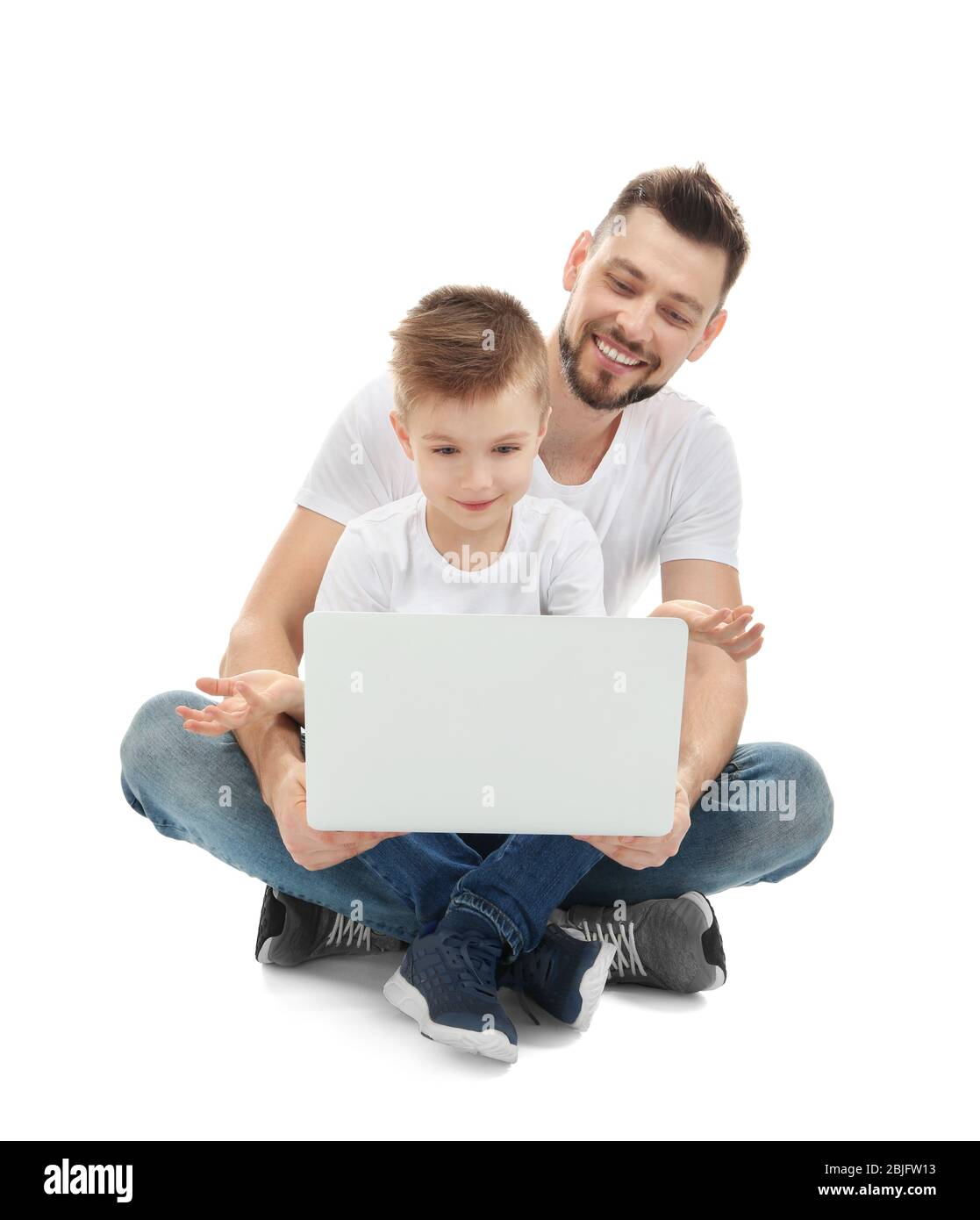 Beau homme et son fils avec ordinateur portable sur fond blanc Banque D'Images