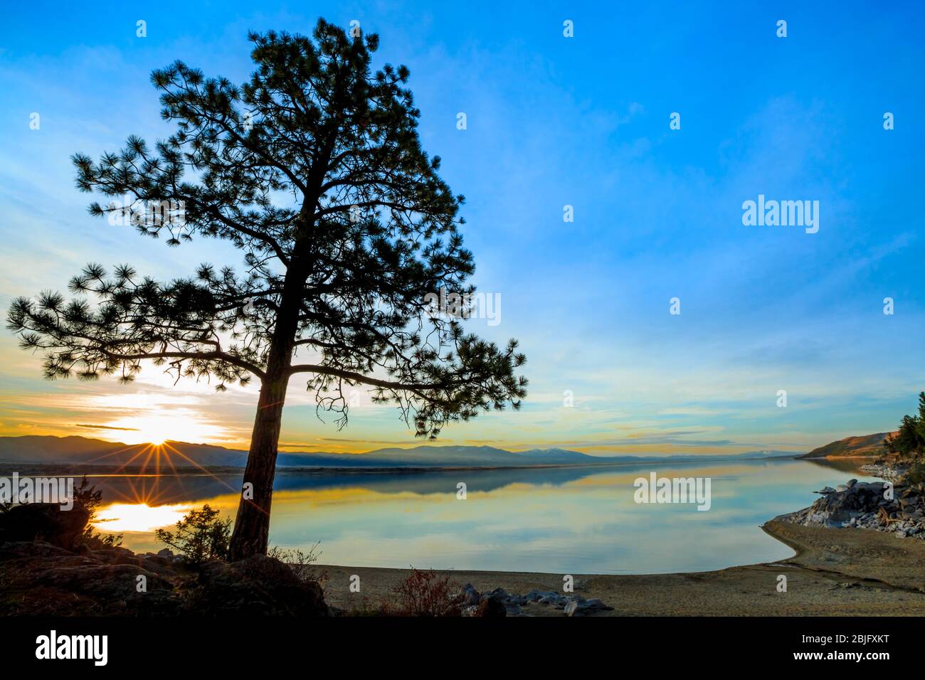 lever du soleil sur le lac de ferry du canyon près d'helena, montana Banque D'Images