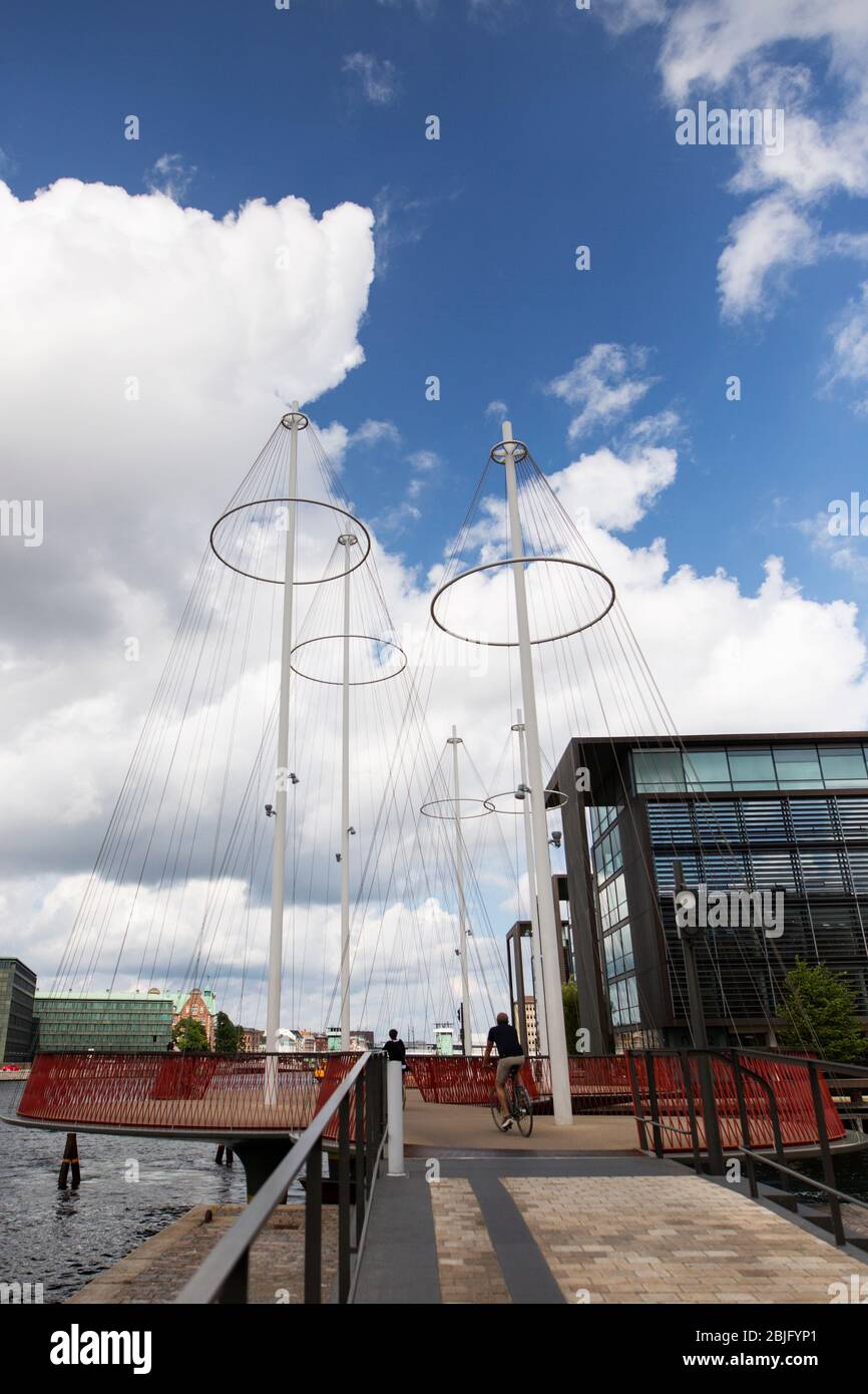 Le pont du cercle (Cirkelbroen) le long du canal portuaire de Copenhague, Danemark, conçu pour ressembler à des voiliers. Banque D'Images