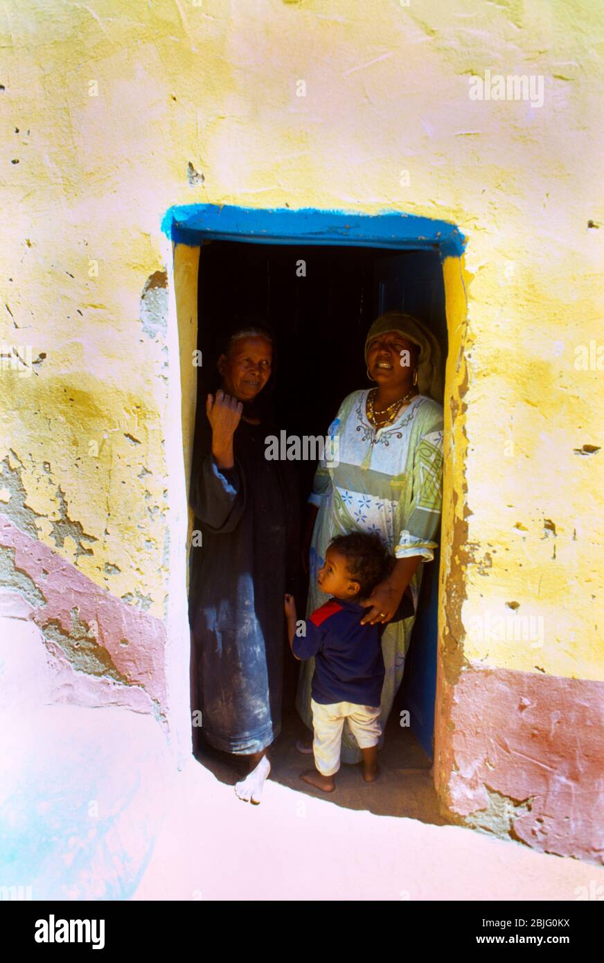 Assouan Egypte Nubian Village West Bank Family debout à Doorway de la maison Banque D'Images