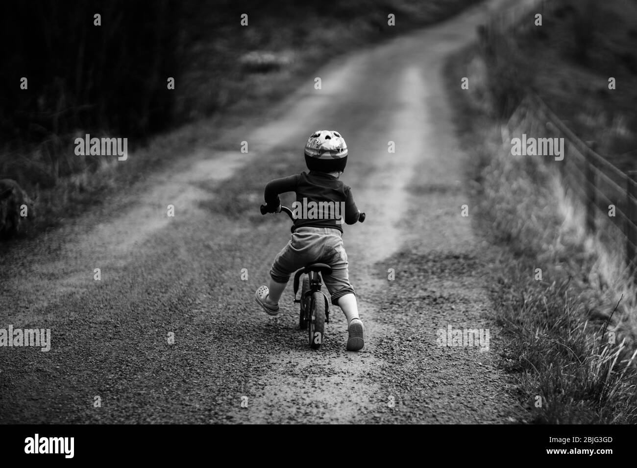 Vélo d'équilibre pour garçon Banque D'Images