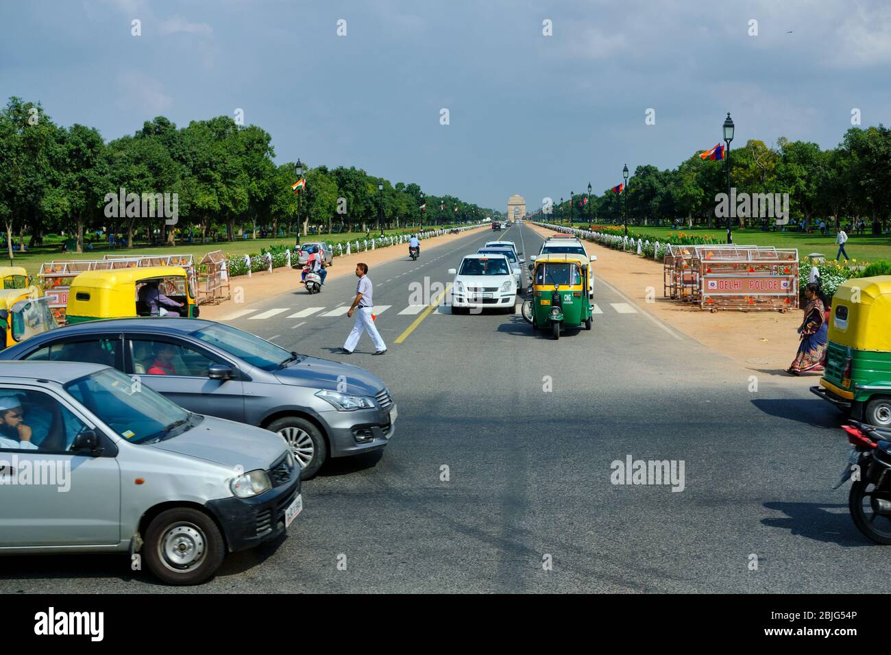 New Delhi / Inde - 20 septembre 2019: Rajpath boulevard à New Delhi avec porte de l'Inde dans la distance Banque D'Images