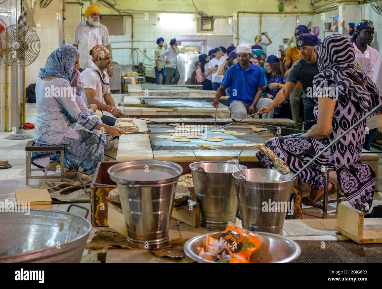 New Delhi / Inde - 21 septembre 2019: Volontaires préparant gratuitement la nourriture pour les visiteurs dans la cuisine communautaire de Gurdnara (salle de Langar) de Sri Bangla Sahi Banque D'Images