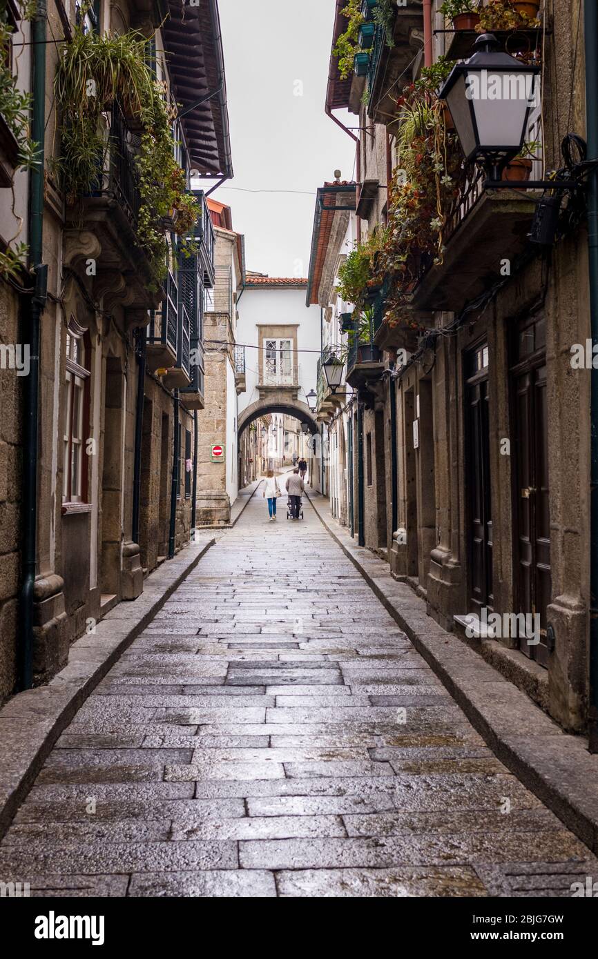 Scène typique de rue de l'allée étroite dans la ville pittoresque de Guimares dans le nord du Portugal Banque D'Images