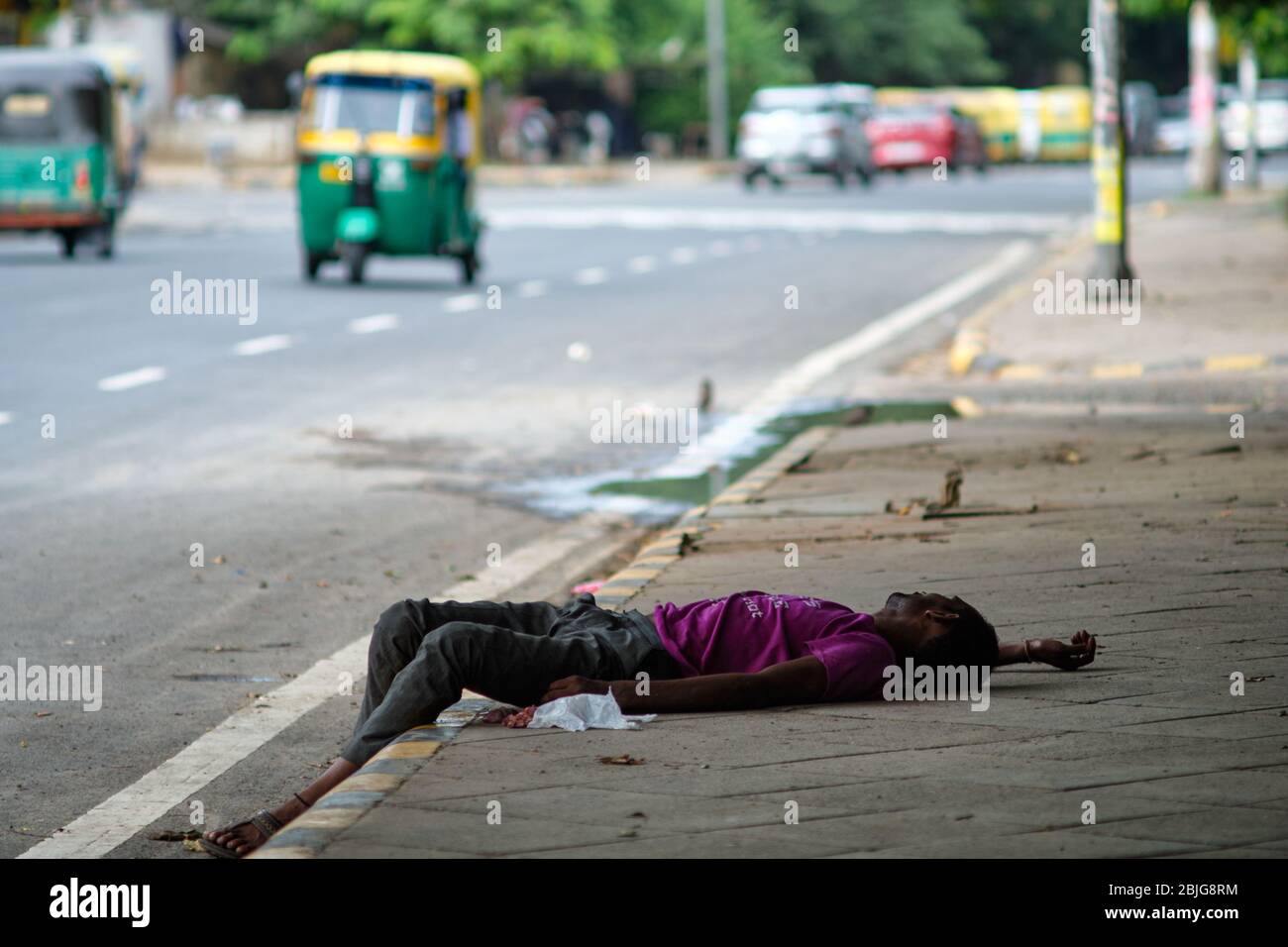 Pauvre homme sans domicile dormant sur le trottoir à New Delhi, en Inde Banque D'Images