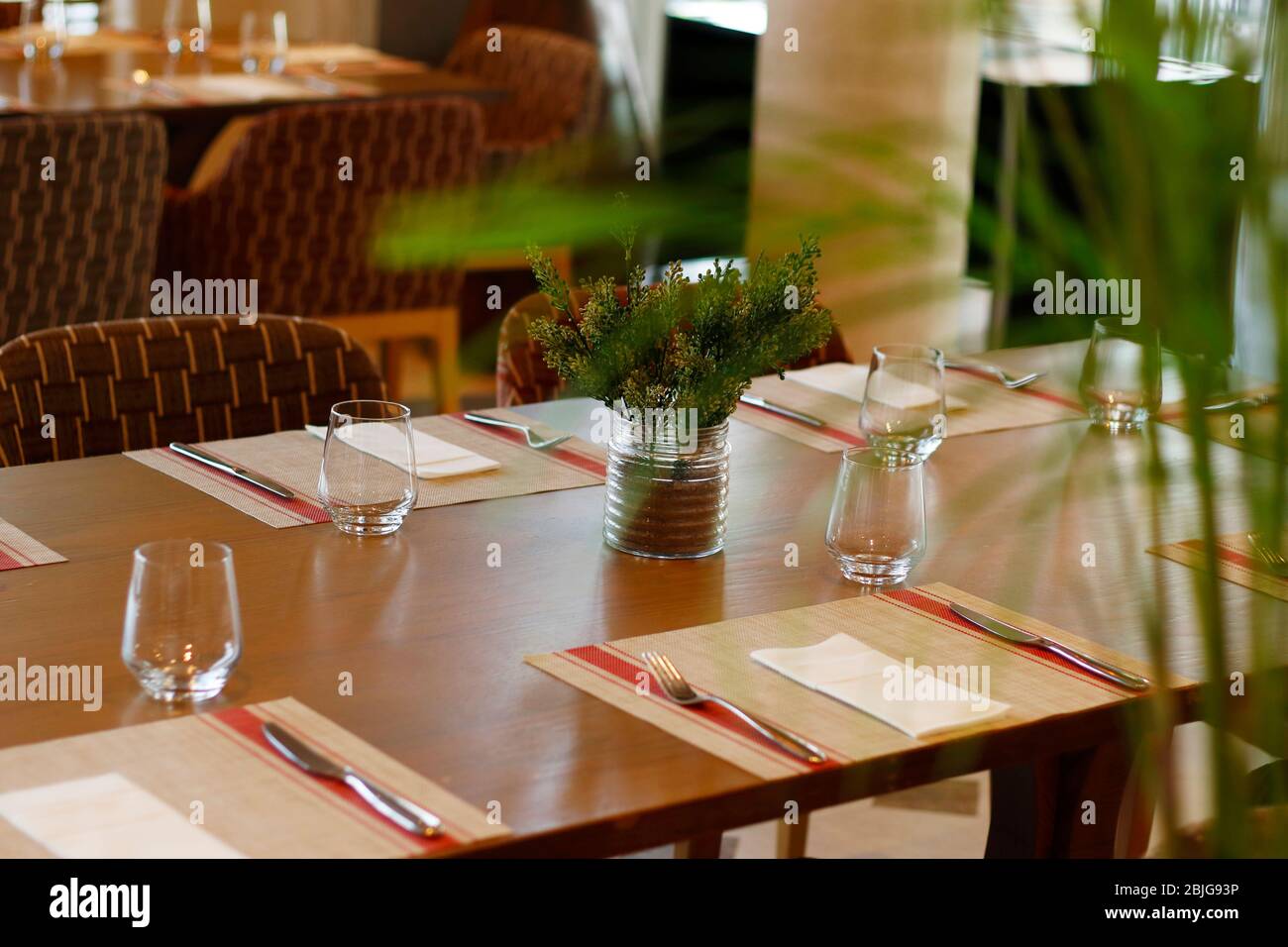 table de restaurant décontractée à thème brun foncé Banque D'Images