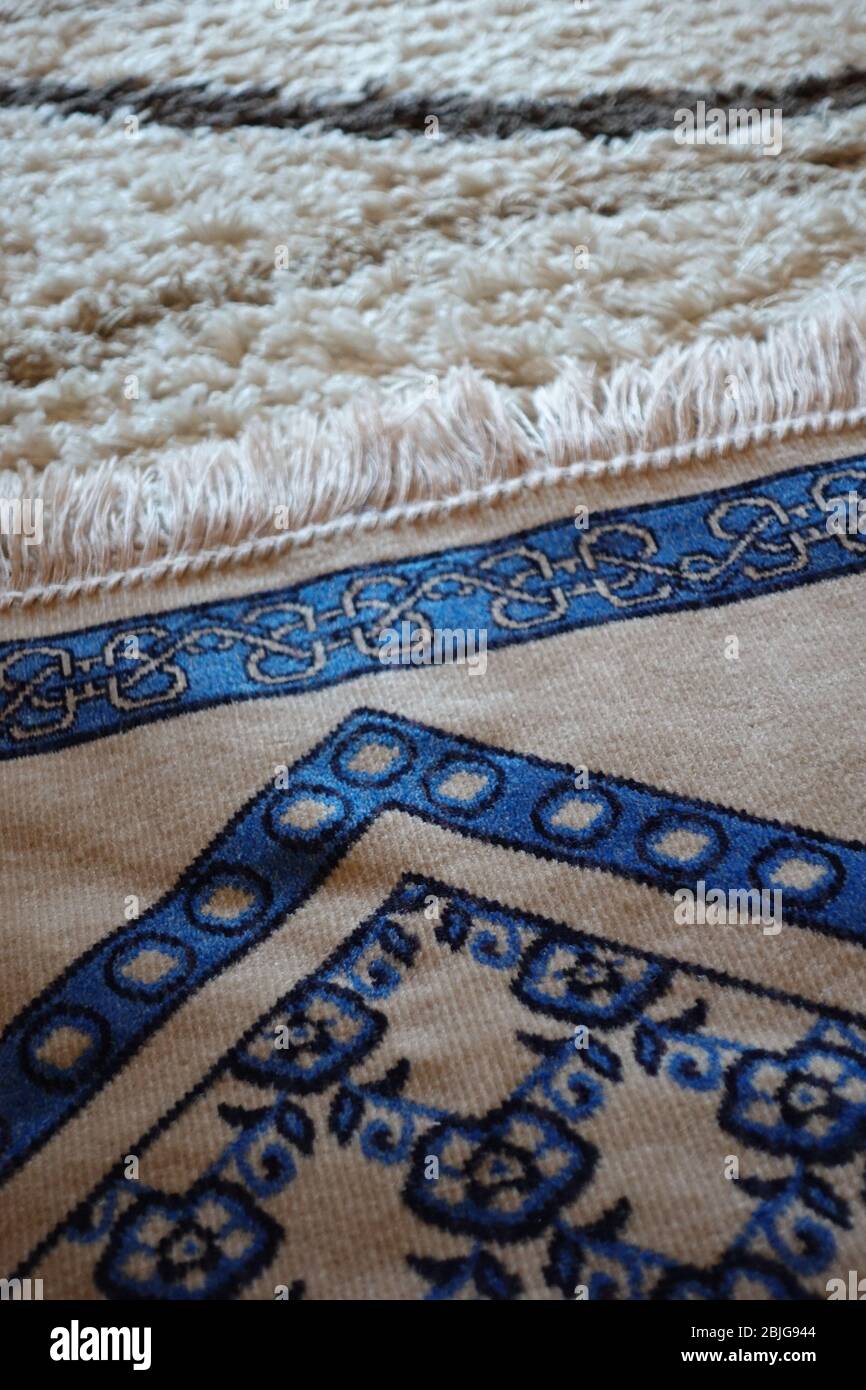 Gros plan de tapis de prière islamique bleu sur le tapis turc moderne Banque D'Images