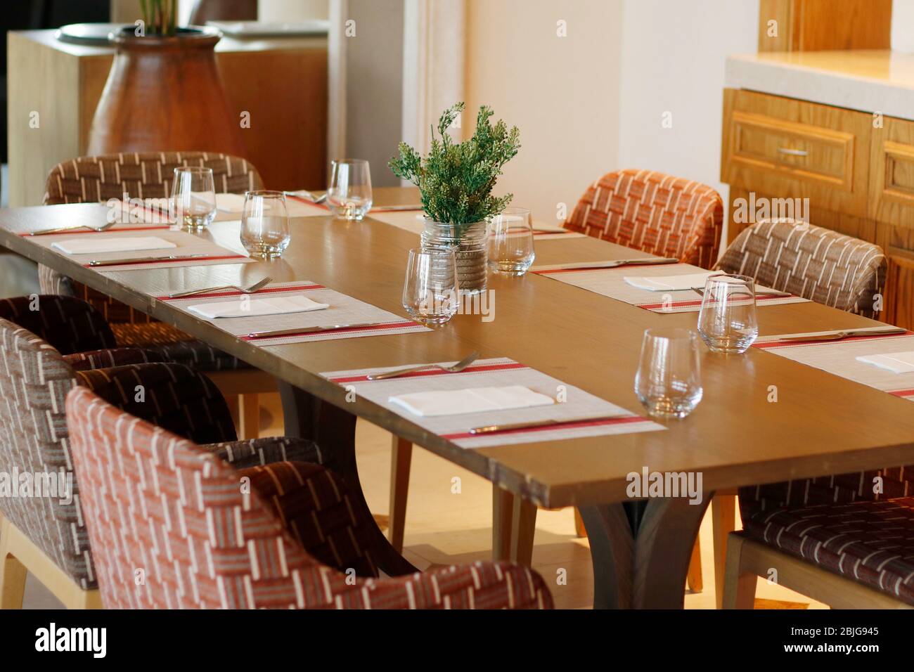 table de restaurant décontractée à thème brun foncé Banque D'Images