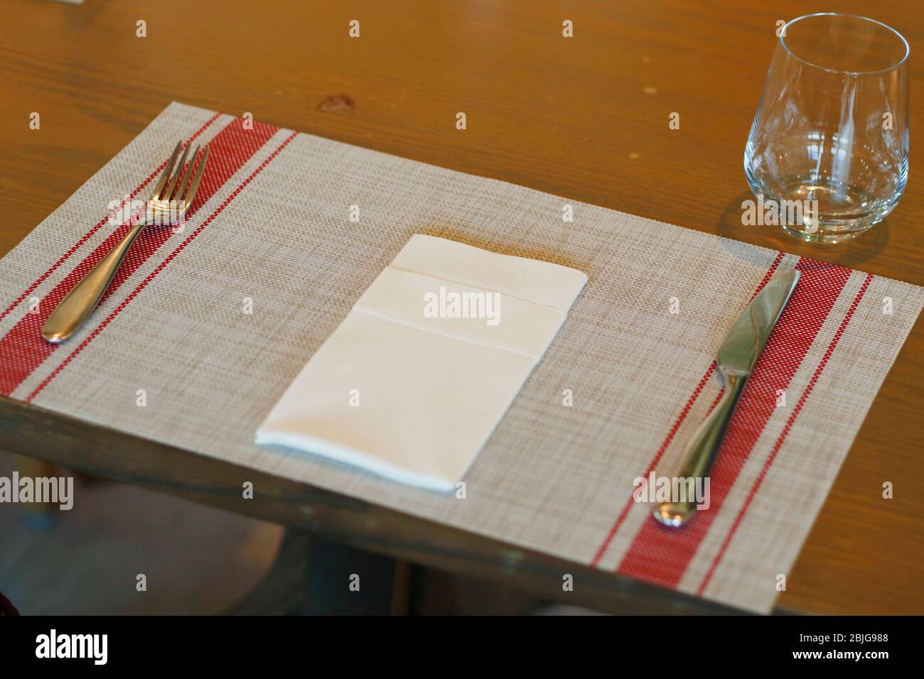 table de restaurant décontractée à thème brun foncé Banque D'Images