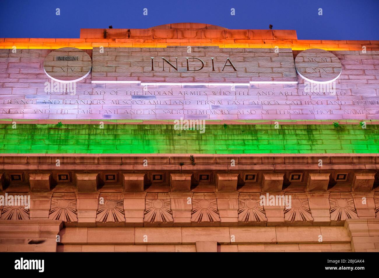 Monument commémoratif de guerre de la porte de l'Inde à New Delhi, en Inde, illuminé dans des couleurs de drapeau national indien Banque D'Images