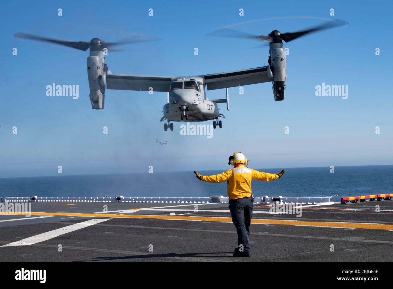 OCÉAN PACIFIQUE (24 avril 2020) un avion MV-22 Osprey tiltrotor, attaché aux « Riders chevalier » du Escadron de transport maritime à moyenne vitesse (VMM) 164 (renforcé), se prépare à atterrir sur le pont de vol du navire d'assaut amphibie de la classe Wasp USS Essex (LHD 2). Essex est en cours dans l'est de l'océan Pacifique, qui mène des opérations maritimes de routine. (ÉTATS-UNIS Photo marine par le spécialiste de la communication de masse 2ème classe William Phillips/PUBLIÉ) Banque D'Images