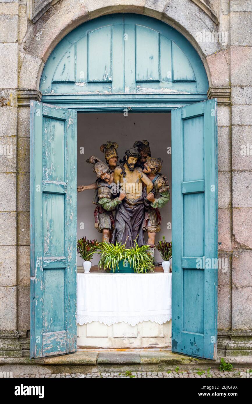 Sanctuaire de placard - art religieux typique dans la ville pittoresque de Guimares dans le nord du Portugal Banque D'Images