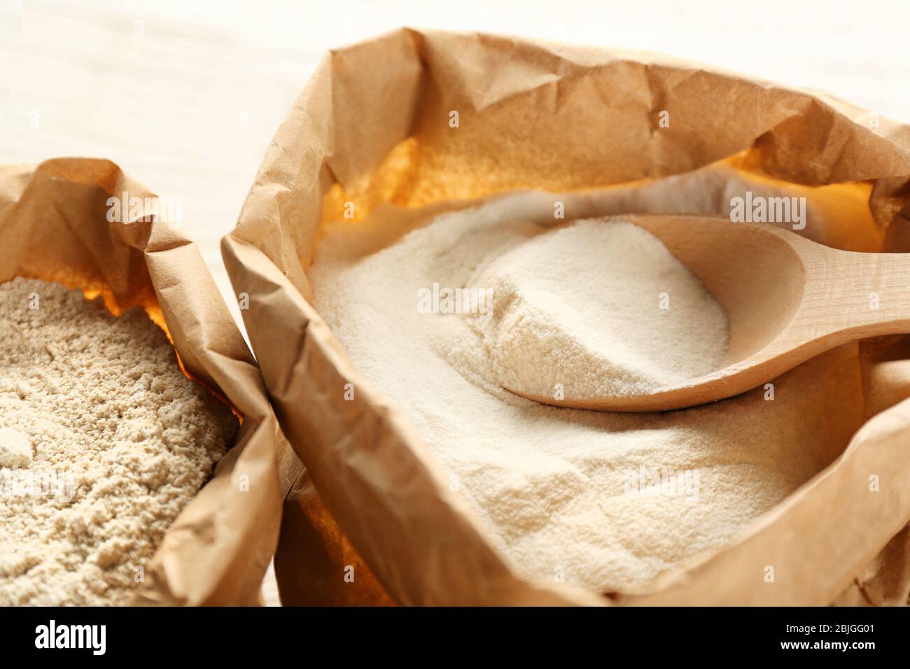 Sac avec farine et cuillère en bois, fermeture Photo Stock - Alamy