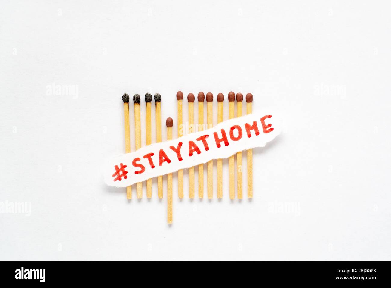 Séjournez chez vous comme #stayathome. Les allumettes brûlent, une seule pièce empêche l'incendie de se propager. Comment empêcher le coronavirus de se propager Banque D'Images