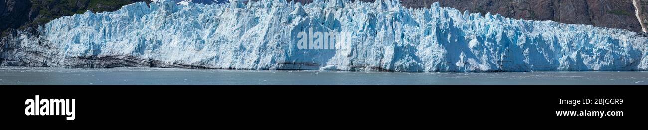 Le panorama du glacier Margerie dans le parc national de Glacier Bay est trompeur en termes d'échelle, avec une largeur de plus de deux kilomètres et une surface de 250 pieds. Banque D'Images