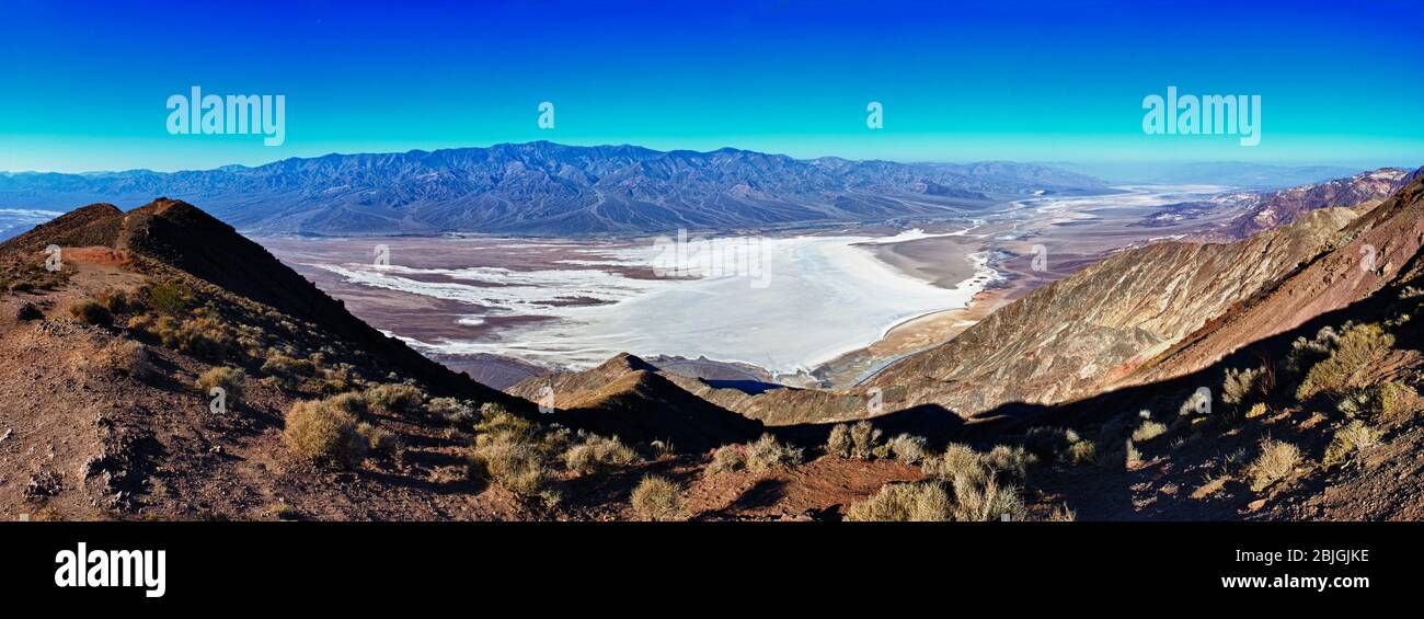 Panorama du bassin Badwater dans le parc national de la Vallée de la mort en Californie Banque D'Images