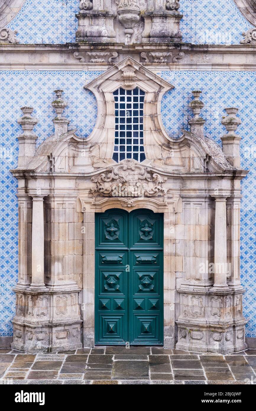 Carrelage devant le Vénérable troisième ordre de Saint François - église, musée et hôpital avec des tuiles azulejos dans la ville de Guimares à po Banque D'Images