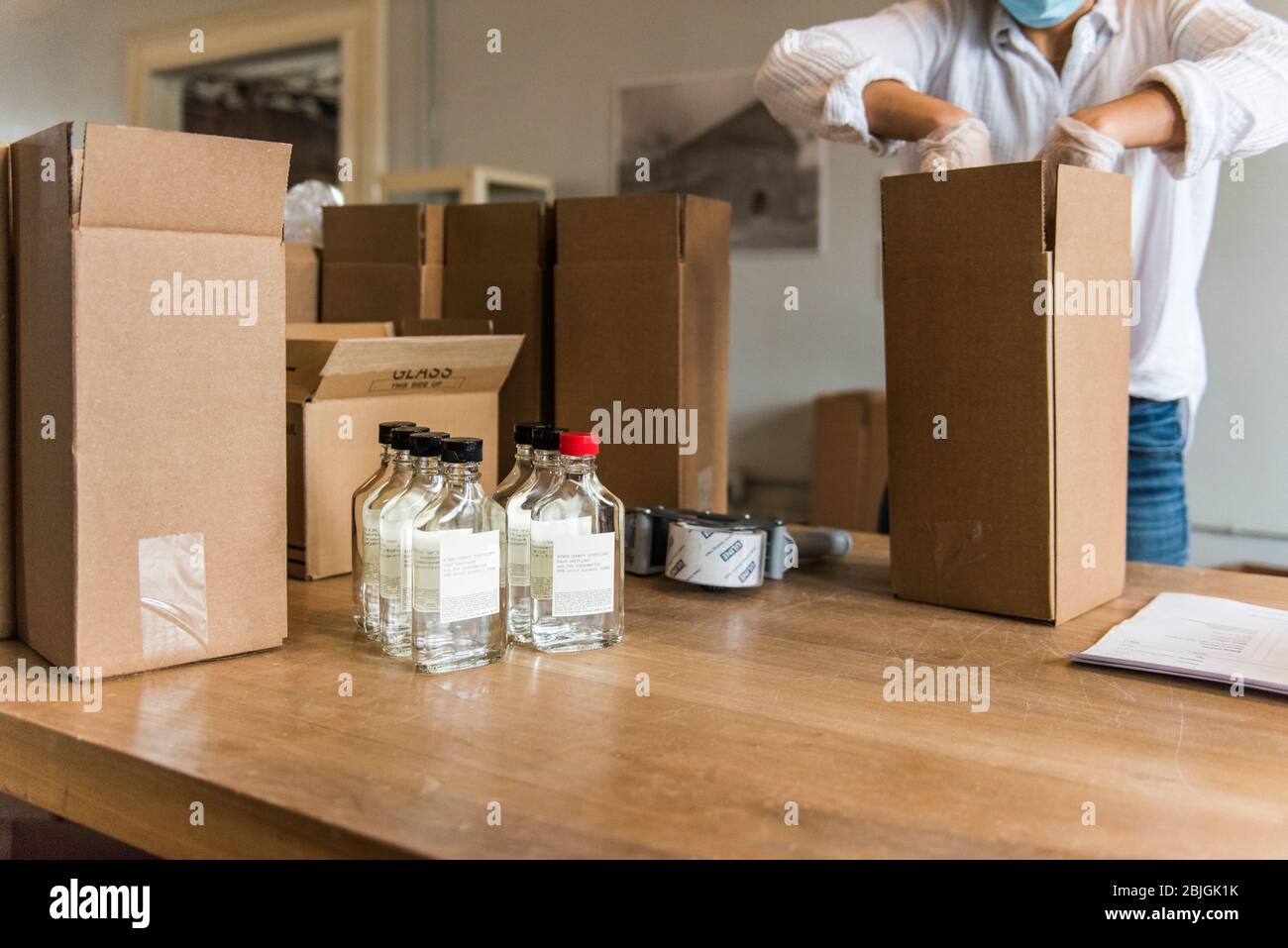 Brooklyn, New York, États-Unis - 24 avril 2020 : bouteilles de désinfectant pour les mains expédiées par la distillerie Kings County Distillery. La distillerie qui produit habituellement des whi Banque D'Images